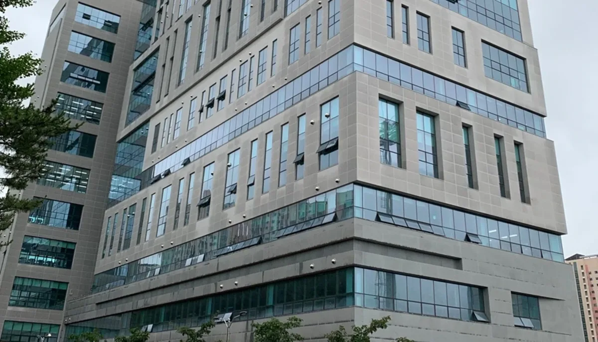 고층 건물의 격자형 유리 외관 사진