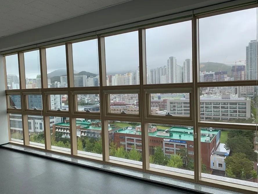 긴 창을 따라 이어지는 도심 전망 사진