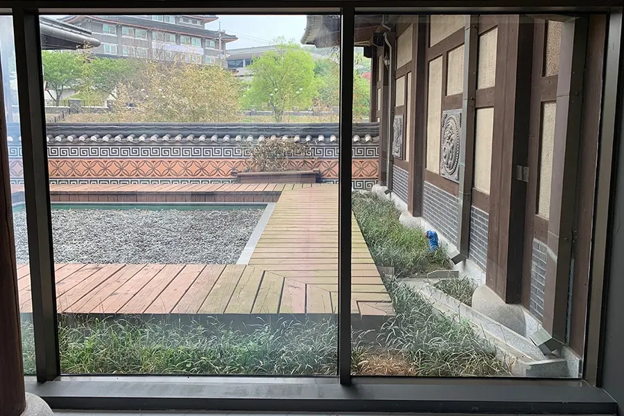 회랑 통유리에서 바라본 박물관 내부 중정 사진