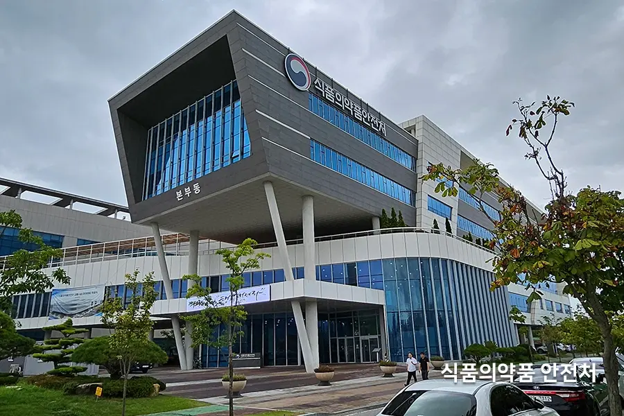 유리와 철골 프레임으로 마감된 고층 건물 외관 사진
