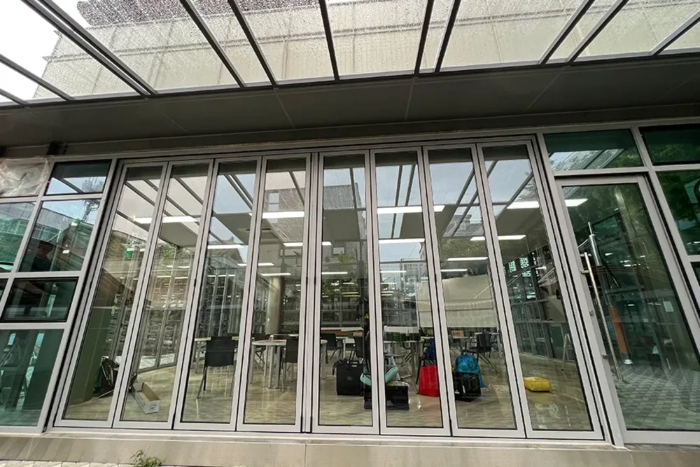 접이식 폴딩도어와 유리 지붕이 있는 시설 내부 사진