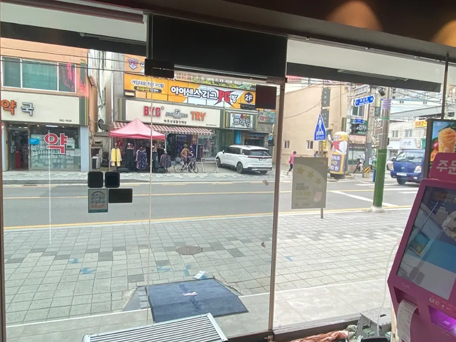 매장 내부에서 바라본 가평 도로변 횡단보도 전망 사진