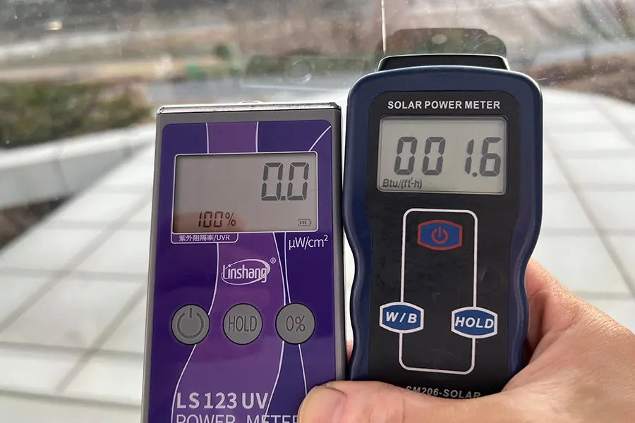 시공 후 자외선 차단율 100%로 측정된 수치 사진