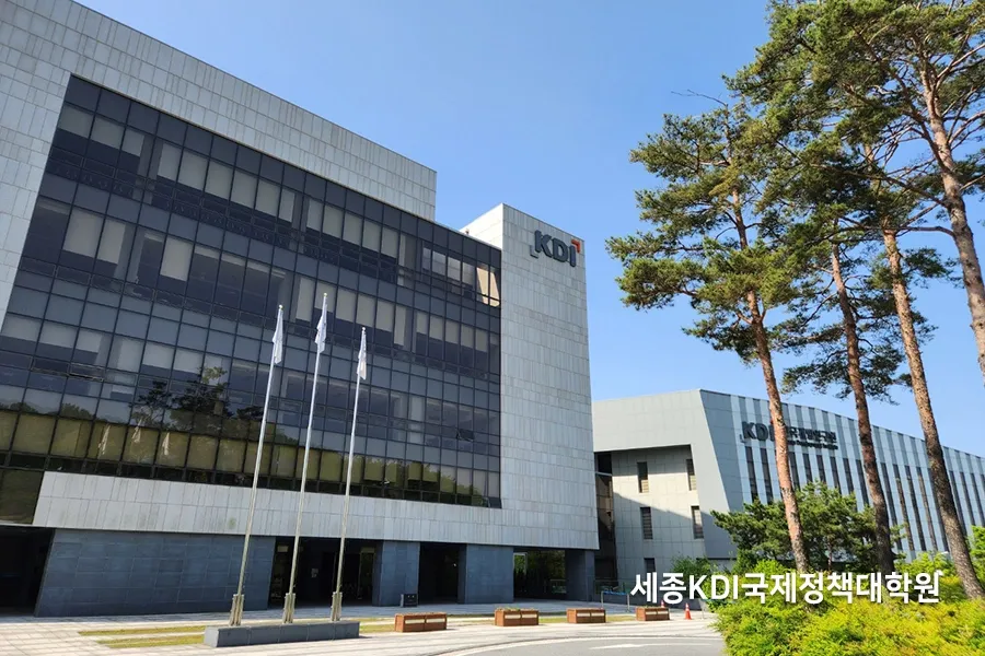 넓은 통유리 벽면으로 마감된 4층 규모 교육기관 사무동 외관 사진