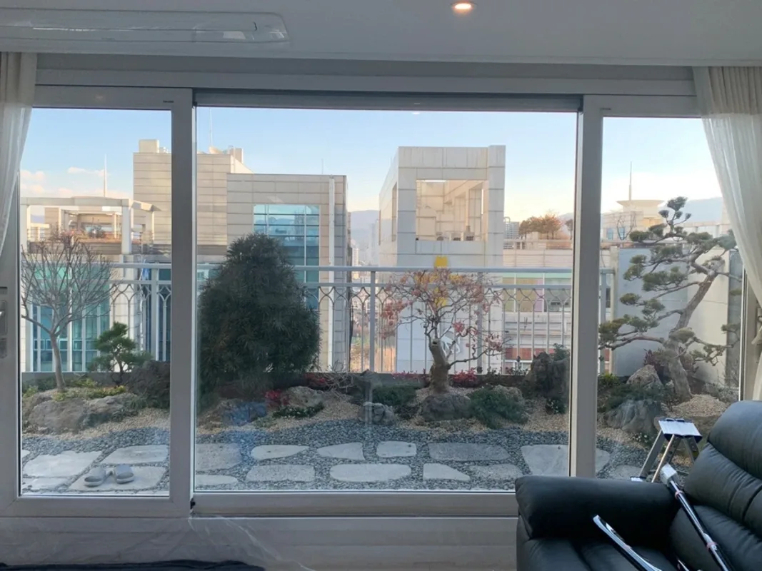 옥상 정원과 맞닿은 통유리 슬라이딩 도어 사진