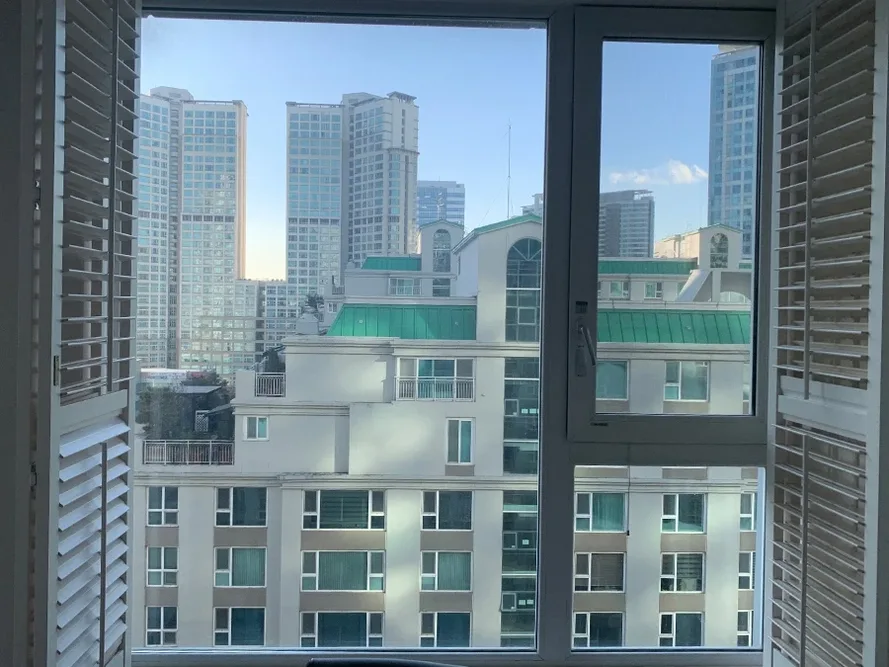 셔터 프레임과 함께 보이는 아파트 단지 전망 사진