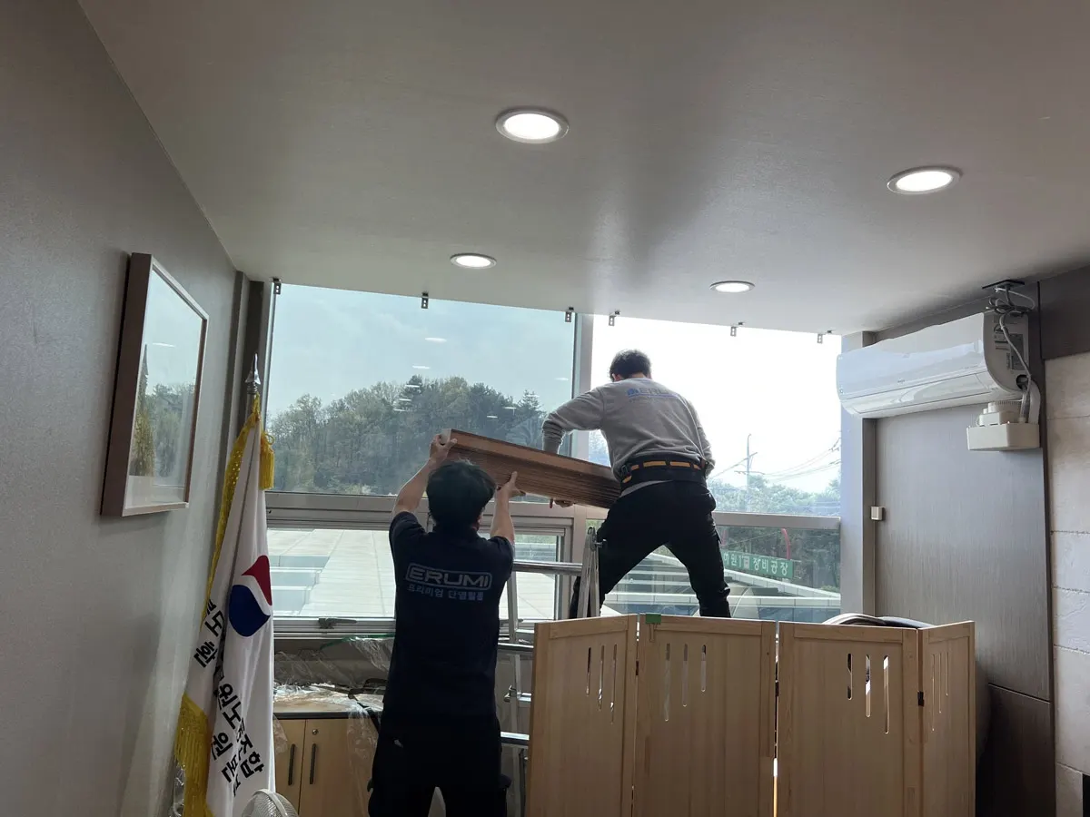 시공 후 사무실 창문에서 바라본 산 전망 사진