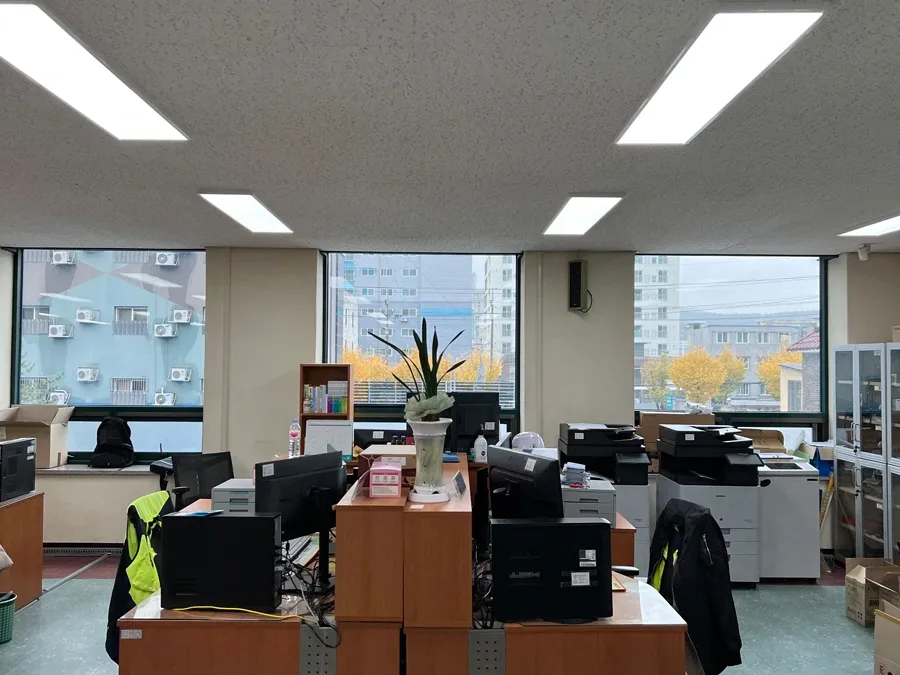 시내 건물이 내다보이는 통유리 창 사진