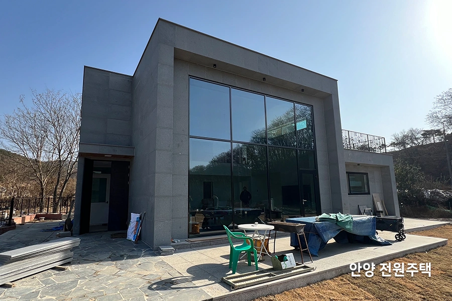 전원주택 마당에서 바라본 통유리 거실 외관 사진